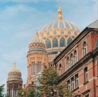 Neue Synagoge Berlin - Centrum Judaicum https://unsplash.com/de/fotos/kuppelstruktur-aus-goldenem-glas-QIGfGevKSQo